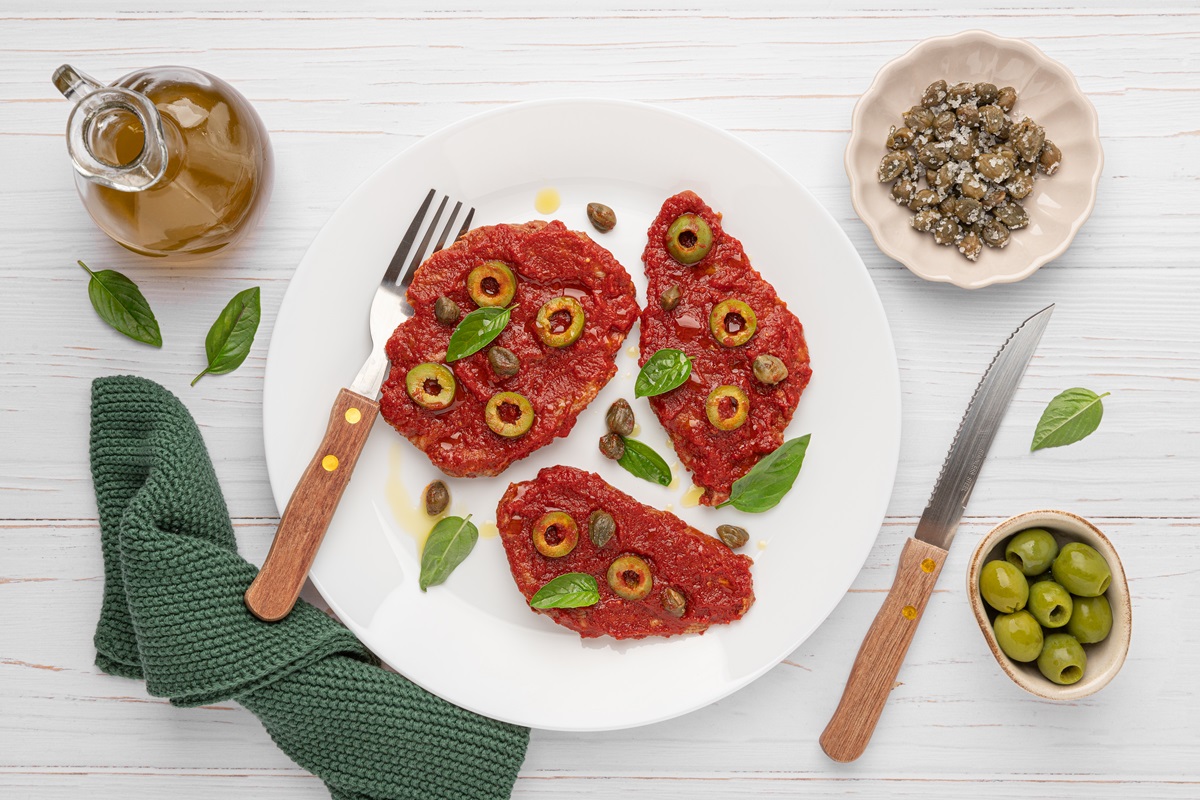 Fettine tenere alla pizzaiola con olive e capperi