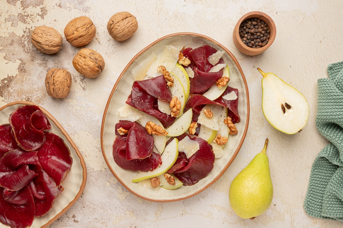 Insalata di bresaola di struzzo con pere, noci e parmigiano