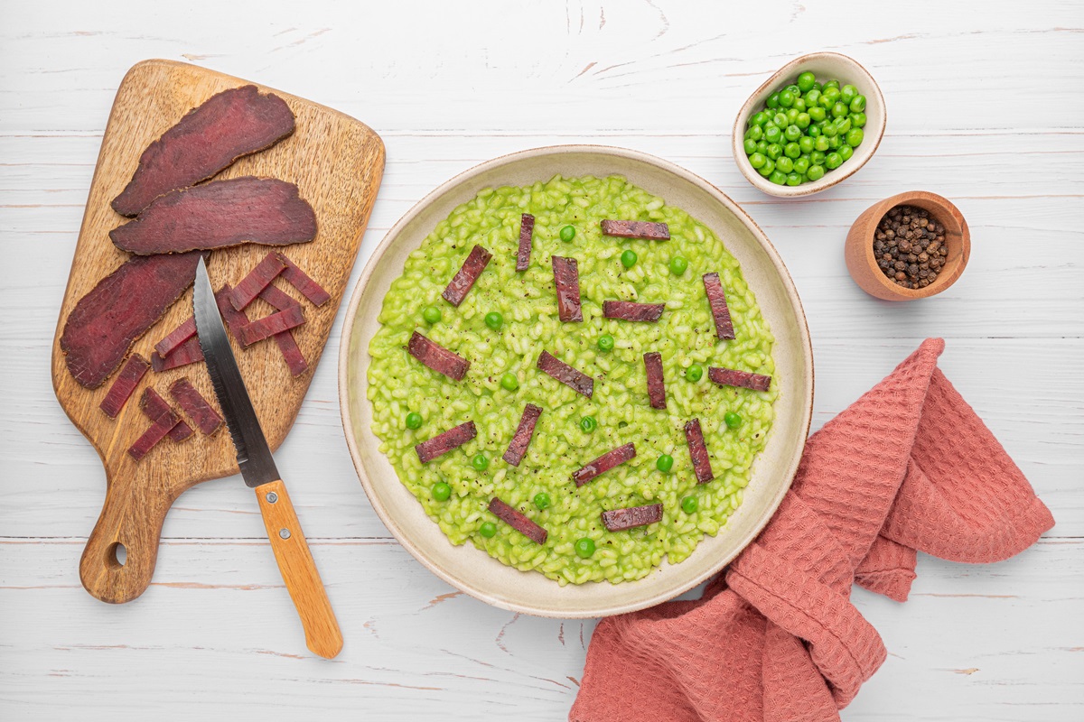 Risotto con crema di piselli e speck di struzzo croccante