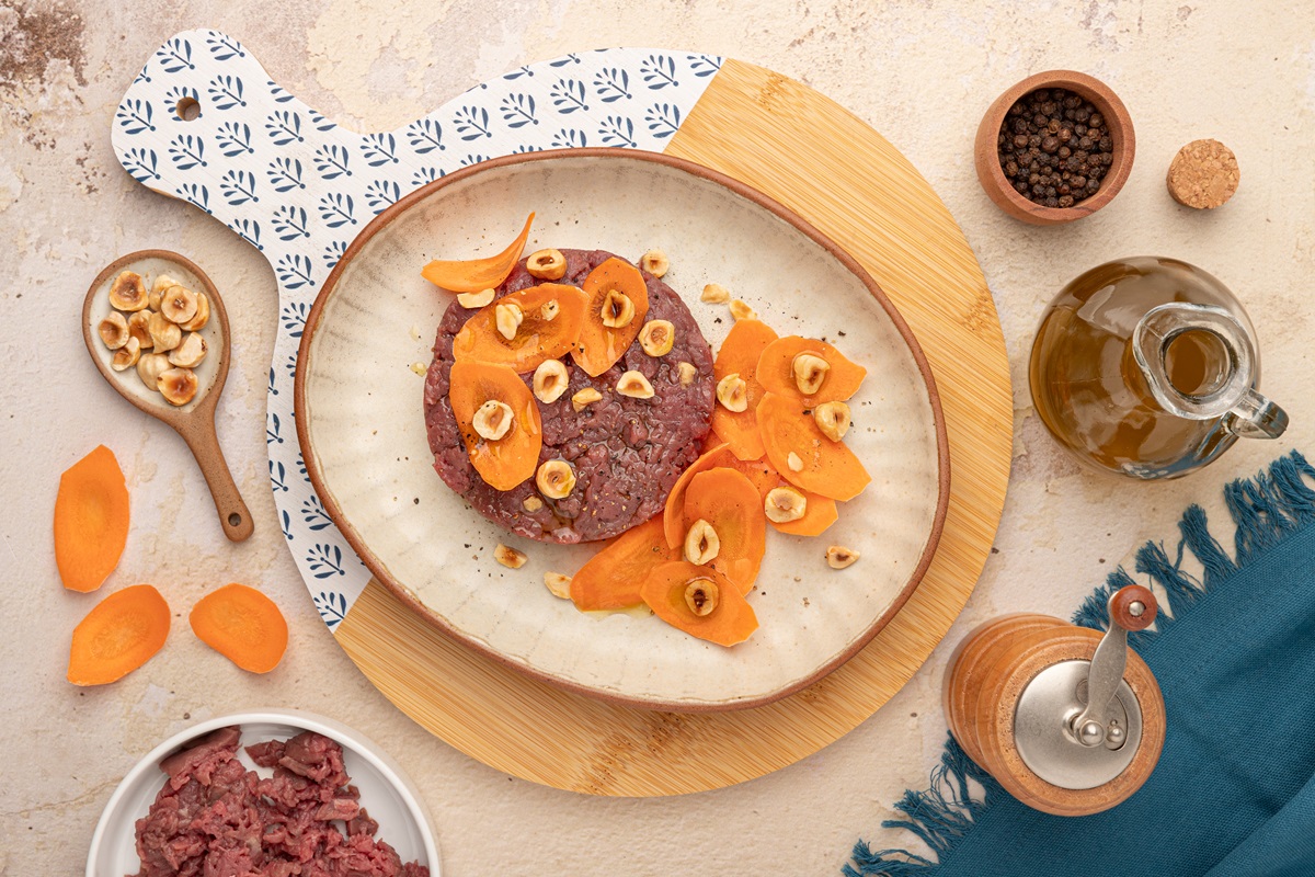 Tartare di struzzo con petali di carote e nocciole tostate