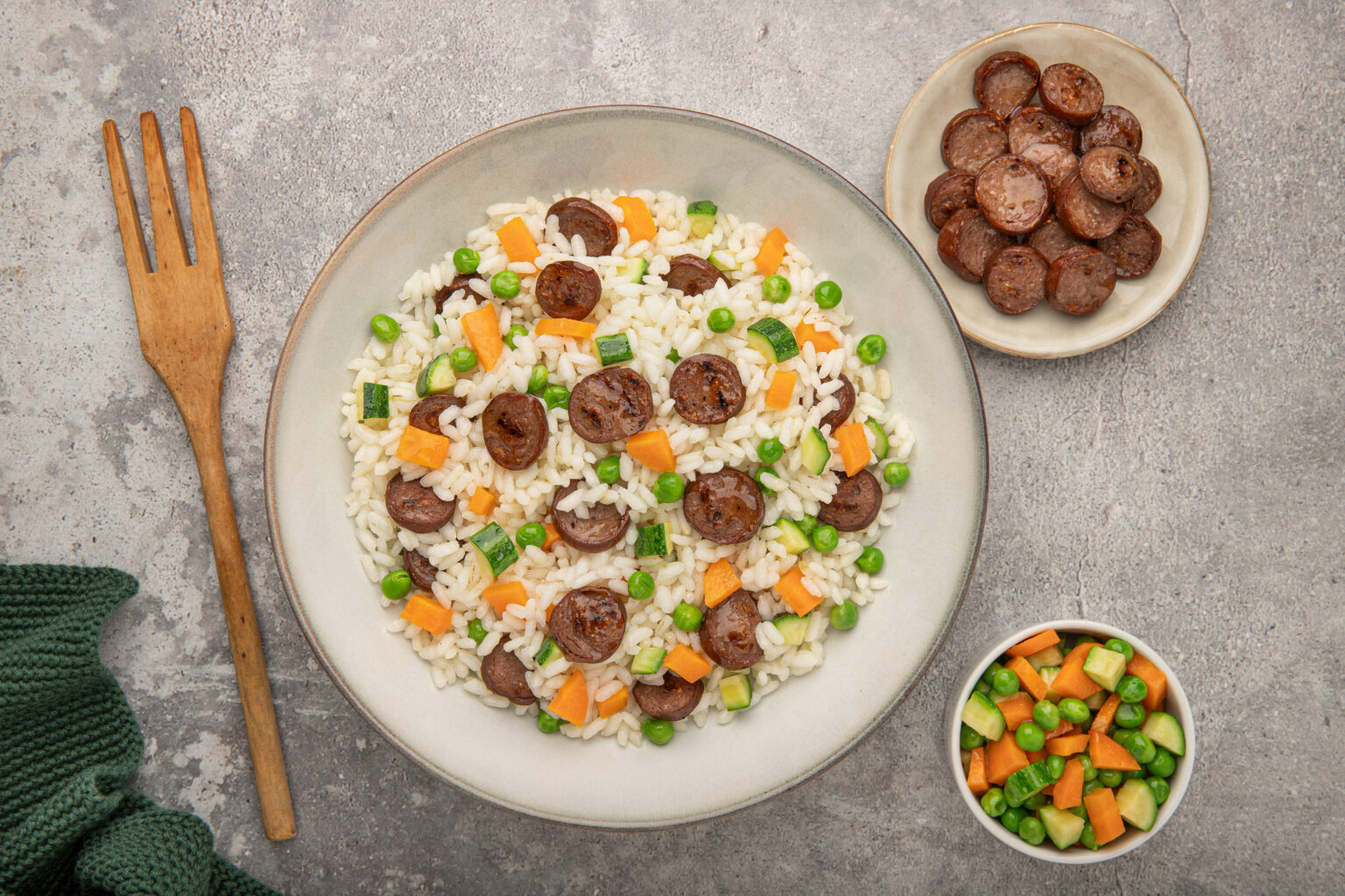 Insalata di riso con würstel grigliati e verdurine al vapore